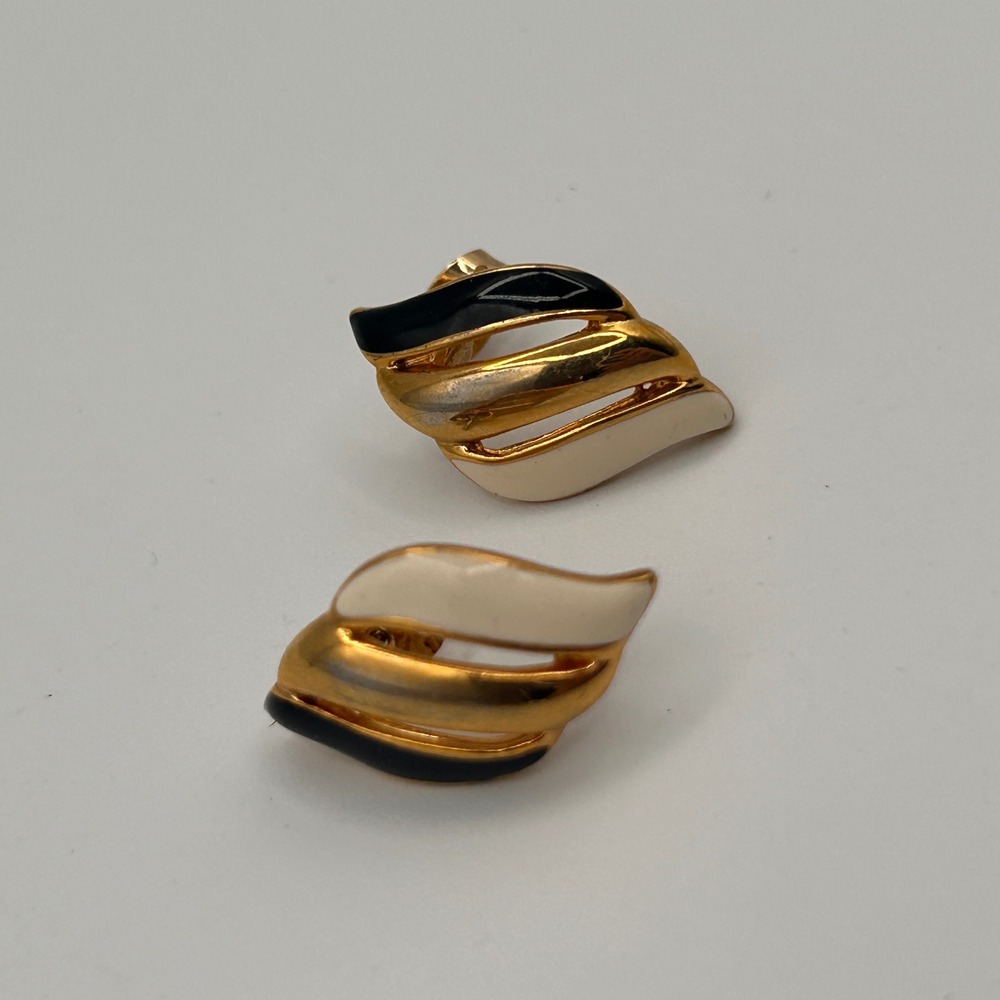 Vintage Gold Tone Enamel Swirl Stud Pierced Earrings Black Cream Design .75"